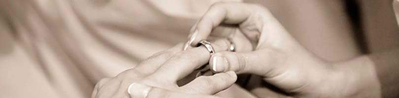 Bendición y entrega de los anillos en una boda católica